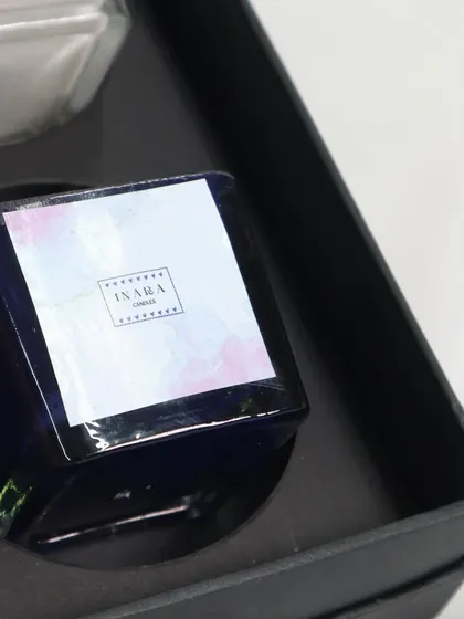 A deep blue candle from our square jar collection, presented in a premium gift box. The rich color provides a sense of calm and luxury.
