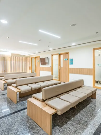 At Sarvesh Health City, waiting areas are designed to accommodate caregivers who often travel long distances. The comfortable, modular seating and ample space ensure a restful environment for families supporting their loved ones.
