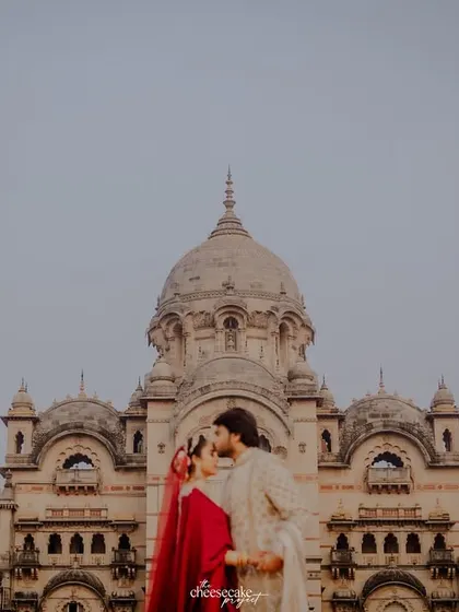 A beautiful portrait of the couple with the palace domes in the background.