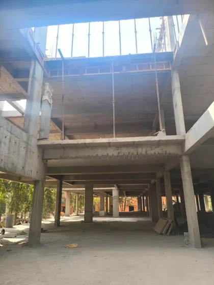 A view from within the ground floor of the Campus Biovet building during construction. The exposed concrete columns and beams give a sense of the scale and the raw, industrial aesthetic that would define the finished space.