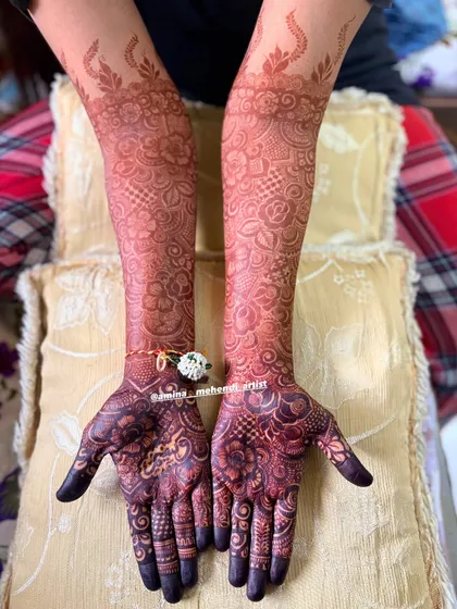The rich, dark stain on this full-arm design is what I always aim for. The patterns are clear, and the color is deep and even.