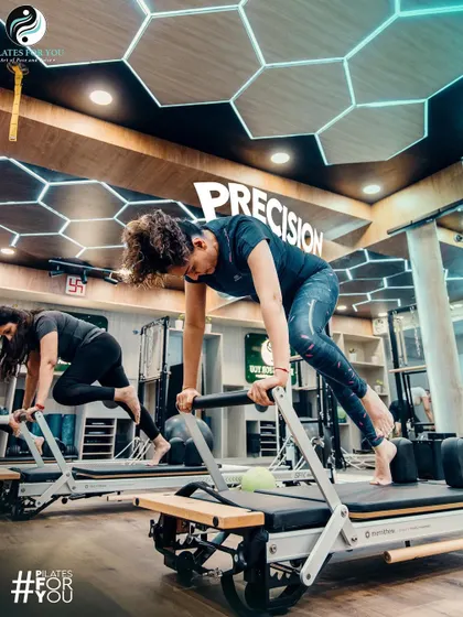 Precision is key in this mountain climber exercise on the Reformer. It’s a dynamic move that builds core stability, shoulder strength, and cardiovascular endurance.