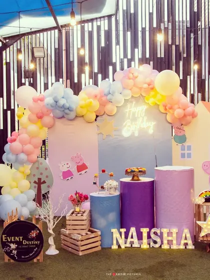 Another take on the Peppa Pig theme, set up on a rooftop venue. The pastel colors and house backdrop look fantastic against the evening sky.