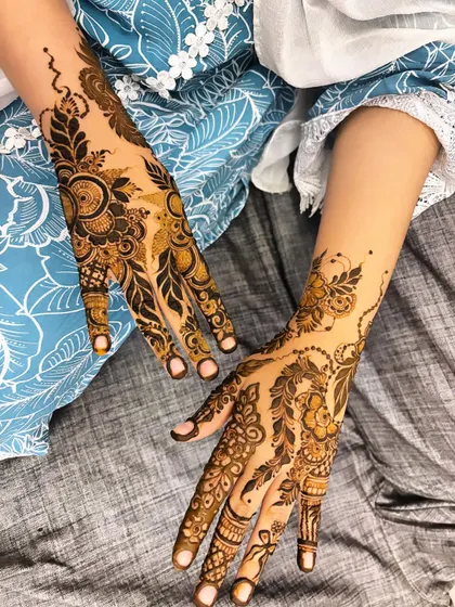 A clear, bright shot of this popular Arabic-style henna, showcasing the clean lines and detailed shading.