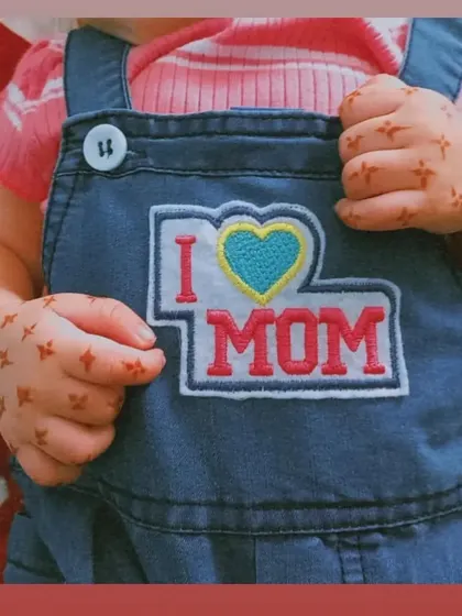 There is nothing more pure than decorating the hands of a little one. I created these simple star-like patterns for this princess, and her adorable outfit just makes it all the more special. This is why I love my work.