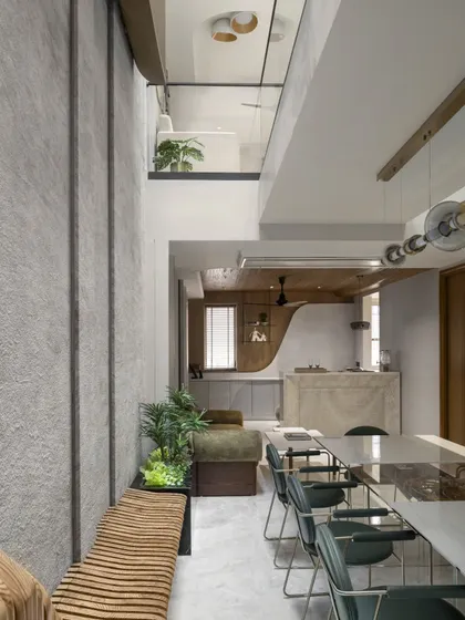 The dining room in the Slender House is situated on the ground level. The passage on the upper floor is staggered back, giving the room an enormous feel with a double-height ceiling and connecting it visually to the rest of the home.
