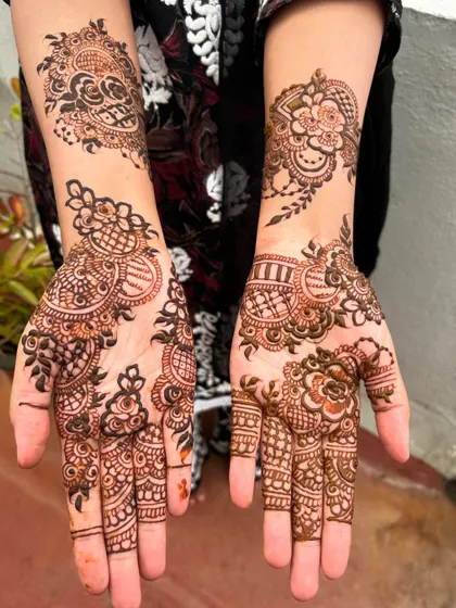 A lovely, spaced-out Arabic design that feels light and elegant. The motifs are placed thoughtfully on the palm and back of the hand, creating a balanced and beautiful composition.