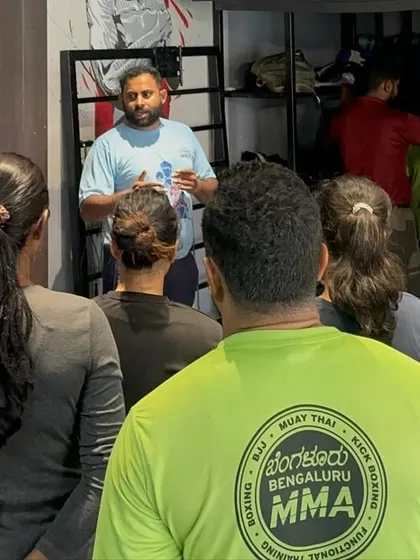 Our coach briefing the participants. We create a circle to foster a sense of community and ensure everyone can see and hear the instructions clearly.