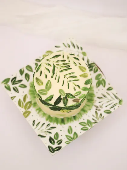 A top-down view of my tropical leaf cake. I really tried to get the details of the different leaf shapes right. It’s like a mini jungle on a cake!