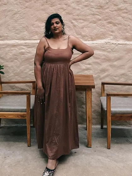 Full-length view of my favorite brown summer dress. It's comfortable, flattering, and makes me feel effortlessly stylish. I help clients find these perfect everyday dresses.