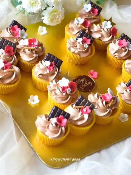 This set of choco-vanilla cupcakes was ordered for a birthday celebration. A small 'Happy Birthday' disc is included alongside the beautifully decorated cupcakes.