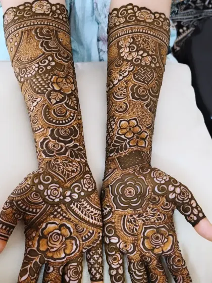 The details on this bridal design are what make it special. From the delicate wrist border to the intricate patterns on the arm, every part is carefully drawn.
