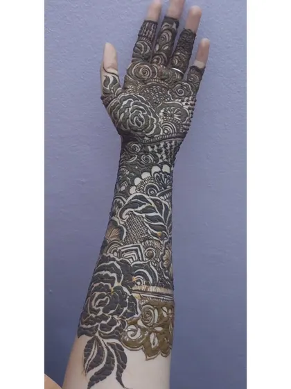 Another look at this detailed floral and traditional Indian bridal sleeve. I ensure every part of the arm is covered in beautiful, flowing patterns.