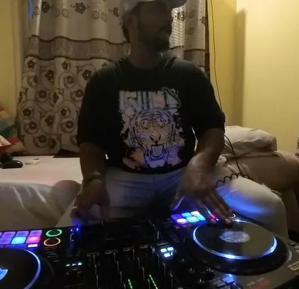 A practice session with Tupac in the building. Working on my scratch combos on the DDJ-1000.