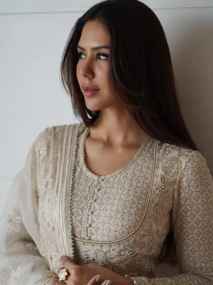A closer look at the exquisite detail in Sonam's Tarun Tahiliani outfit. You can really appreciate the artistry of the hand embroidery here.