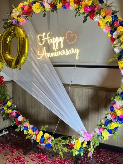 Another view of the vibrant 50th-anniversary floral ring, with rose petals scattered on the floor.
