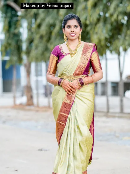 A full-length view of a stunning pellikuturu look. The elegance of the saree and the grace of the bride are perfectly complemented by her makeup and hair.
