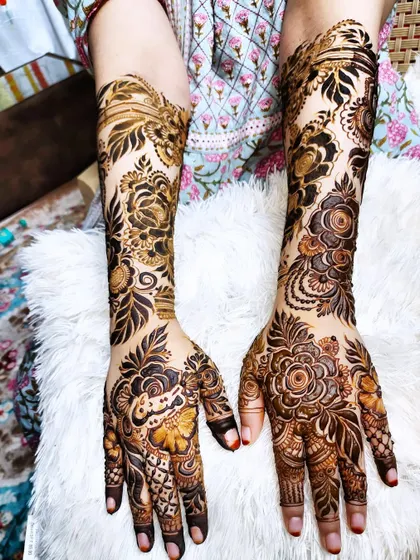 This design combines different floral styles for a unique and personalized look.