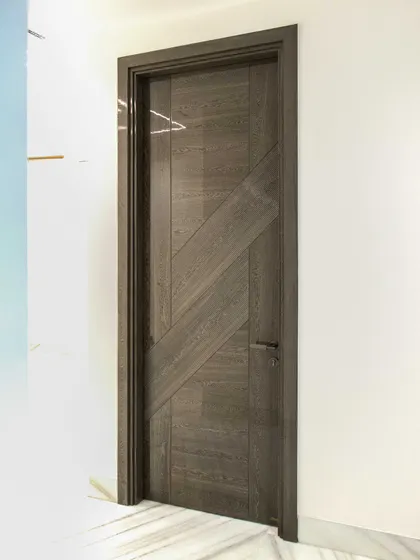 A full view of the Sucupira dyed grey veneer door with a modern diagonal pattern. The cool grey tones and clean lines make it a sophisticated choice for contemporary interiors.