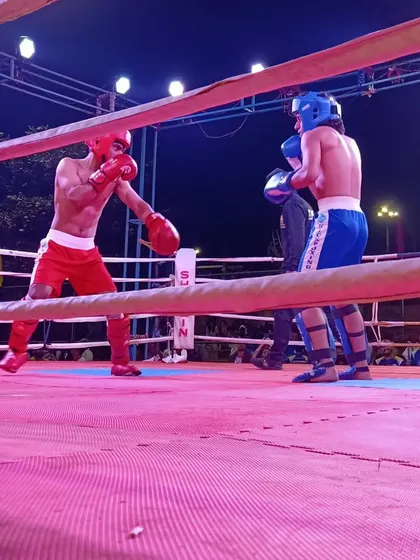 A clean boxing exchange between our two teammates in the semi-final.