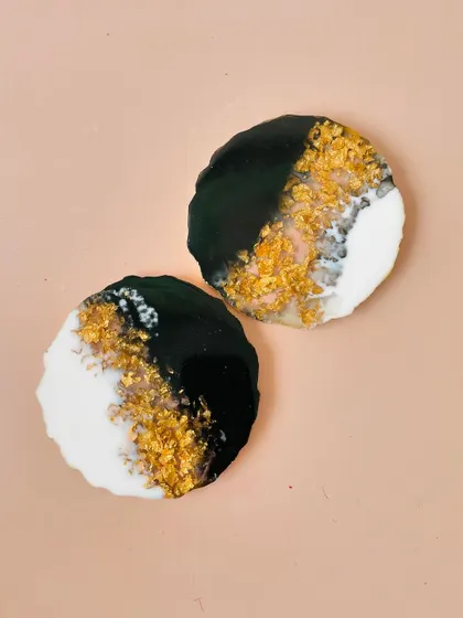 These unique resin coasters are infused with gold flakes, making them a modern and luxurious keepsake item for the home.