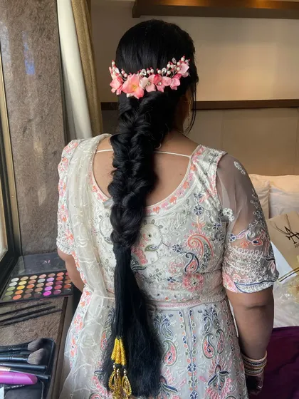 A full view of the gorgeous floral fishtail braid, perfect for a Mehendi or Sangeet.