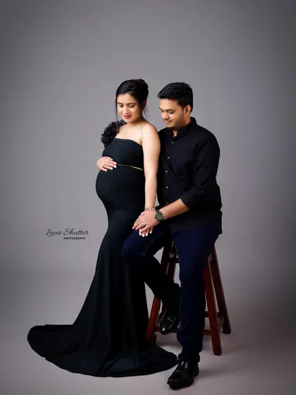 A relaxed yet elegant pose. The interaction between the couple feels natural and loving, creating a beautiful and authentic portrait.
