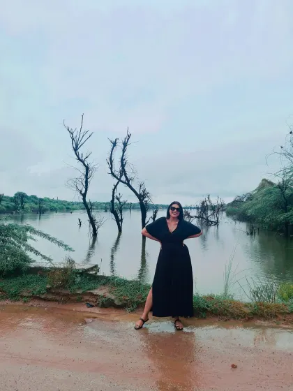 A simple black maxi dress from a sustainable brand, styled for a day in nature. This proves that conscious choices can also be incredibly chic and timeless.