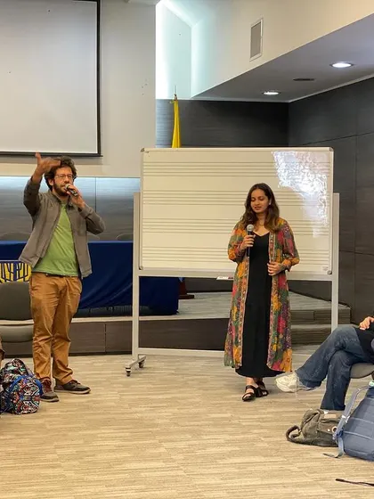 A moment of interaction during a masterclass. A student shares an idea, and we build on it together. This is how we find new pathways in improvisation.
