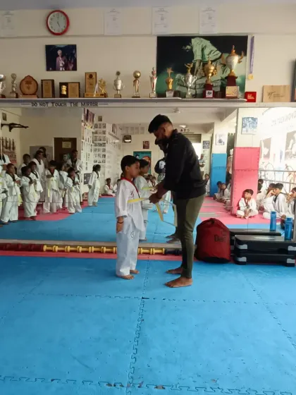 Tying a yellow belt.