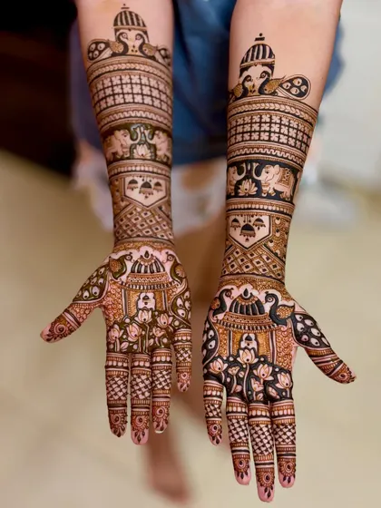 Another perspective of this stunning design, showcasing the intricate work on the palms.