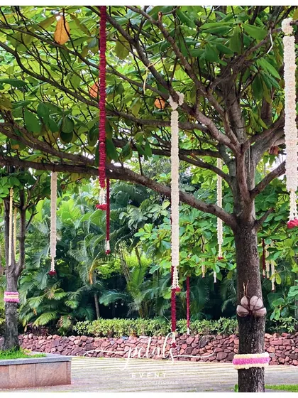 A duplicate image of the suspended floral garlands, a timeless and elegant decoration.