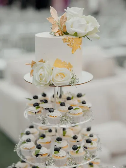 A moment of appreciation for this splendid wedding cupcake tower. The simple white and gold cake on top complements the fresh and elegant vanilla blueberry cupcakes perfectly.