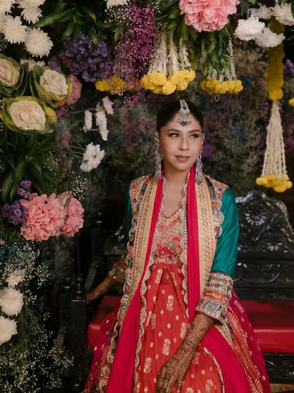 The full view of this stunning mehendi look, set against a beautiful floral backdrop.