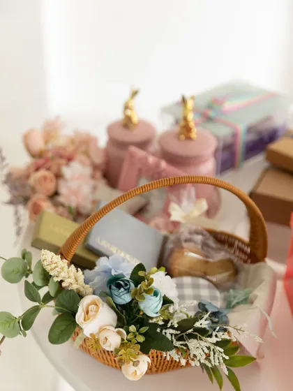 The Aqua Flora Rakhi Hamper is a basket full of love. It contains French hearts, peanuts, brownie bites, chocolate bars, and truffles.