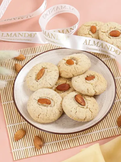 For these almond cookies, I used a clean and bright styling approach with a pink background and bamboo mat. This gives the image a light, pleasant feel, appealing to customers looking for a delicate snack.