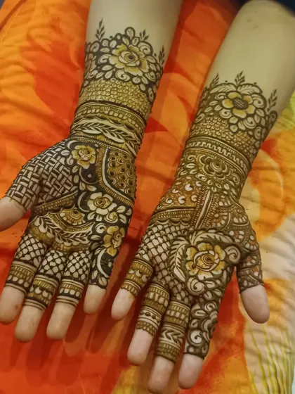 A classic design with floral wristbands and intricate patterns covering the palms and fingers.