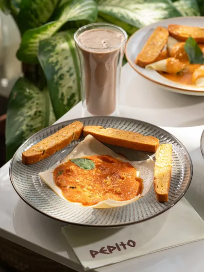 A unique "pasta handkerchief" dish with garlic bread. This showcases a more unconventional pasta dish.