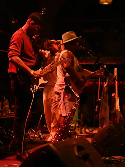 The full band on stage, sharing a moment. This is what collaboration and musical brotherhood look like.