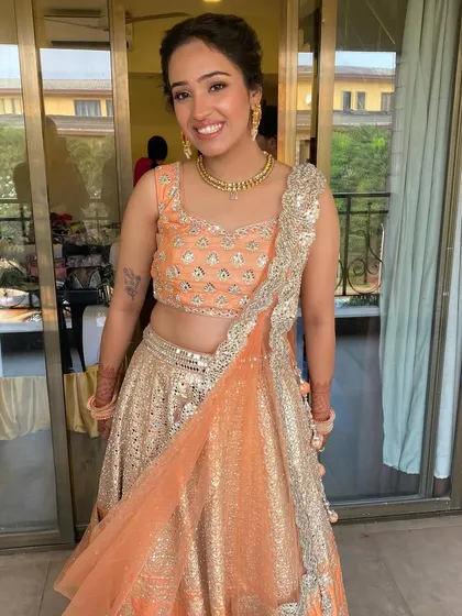 A happy and confident bridesmaid. The makeup is designed to be long-lasting and photogenic, perfect for a full day of celebrations.