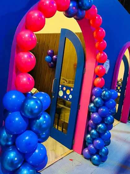 The entrance to the Descendants party, with a balloon arch in shades of blue, purple, and pink.