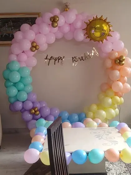A classic rainbow-colored balloon ring for a home birthday party. This cheerful and budget-friendly option is perfect for any celebration.