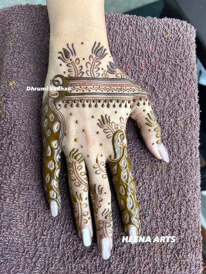 A simple yet stunning design with a focus on the fingers and a small peacock motif. This style is perfect for guests or for pre-wedding functions.