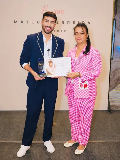I was so happy and proud to be certified by the renowned Brazilian makeup expert, Mateus Ferreira. This moment represents my commitment to constantly upgrading my skills so I can bring you the latest international techniques in my classes.