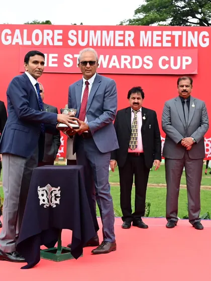 Steward Mr. Arun Kumar Parasa presents The Stewards Cup to the owners of Mandarino.