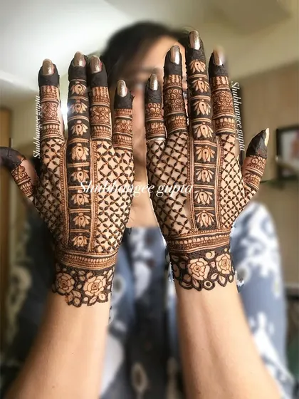 A beautiful example of a jaali pattern on the back of the hands. The rose cuff adds a touch of modern elegance to this traditional design.