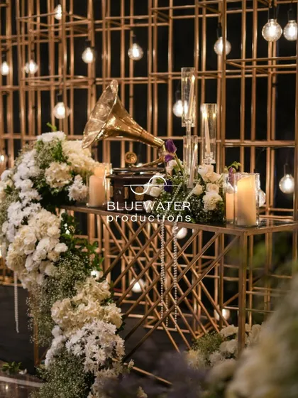 Another photo corner from the same event, this time with a vintage gramophone as the centerpiece.