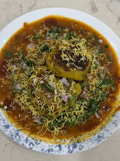 Our delicious Ragda Pattice, a classic Mumbai street food dish made at home. It features potato patties stuffed with a flavorful filling, served in a tangy ragda gravy and topped with sev.