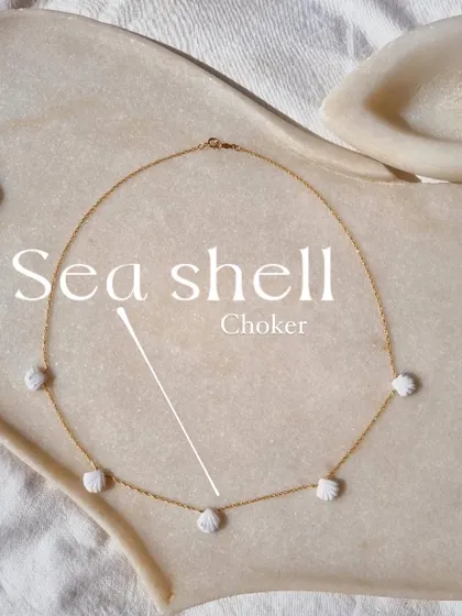 The shell choker, made from Howlite, is a perfect piece for patience and calm.