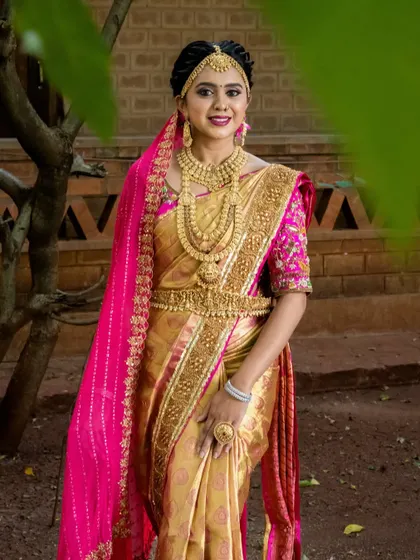 This look is what I call "Devakanya" or divine maiden. The full set of antique gold jewellery, including the multi-layered haram and matha patti, creates a truly heavenly bridal look.